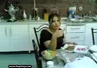 زن داغ ایرانی در حال شام خوردن