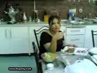 زن داغ ایرانی در حال شام خوردن