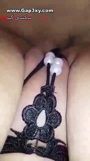 گاییدن کوس صاف دختر از بالای شورت سکسیش